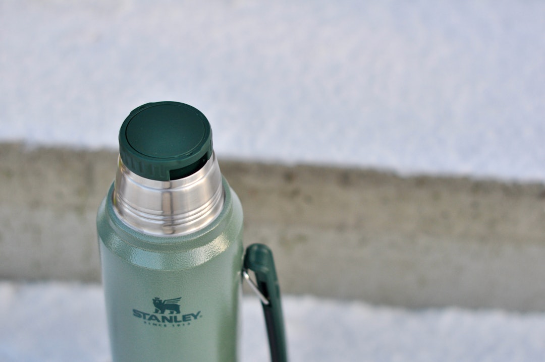 HELLESPOR: Korken er rund med to hellespor. De er lette å se, men ikke i mørket.  Stanley stor termos