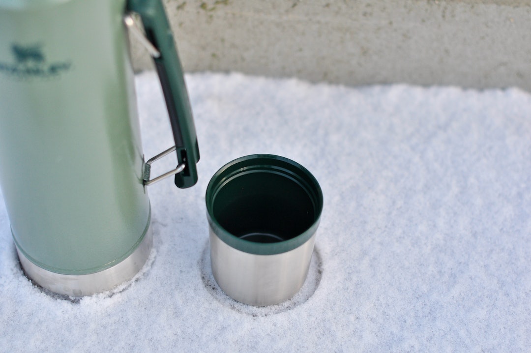 KOPP: Den store Stanley-termosen har lik kopp som den mindre. Stanley stor termos