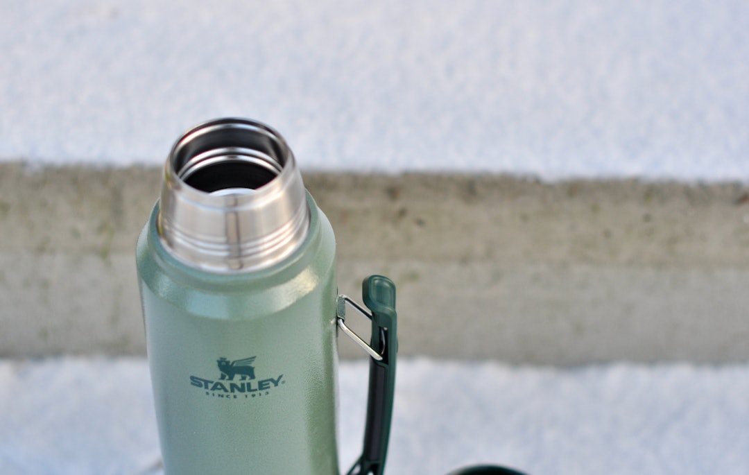 GOD ÅPNING: Stanley-termosene har ganske stor åpning for påfyll. Stanley stor termos