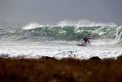 SURFFORBUD: Store deler av den norske kysten det forbud mot å surfe. Ingen av de politiske partiene lover å rydde opp i unntaketen fra allemannsretten, men noen går lenger enn andre i å antyde at slike begrensninger ikke er på sin plass (bildet: Markus Allen). Foto: Nils-Erik Bjørholt