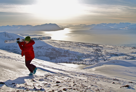 Skiene bæres til lunch-plassen, i siden opp mot toppen. Skiene bæres til lunch-plassen, i siden opp mot toppen.