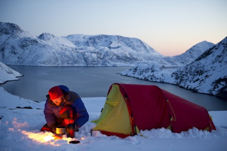 FRILUFTSLIV: Kullos er en lumsk, og har vært årsaken til flere dødsulykker. Problemet unngås når du kan fyre opp kokeapparatet ute i det fri. Foto: Randulf Valle kulloforgiftning