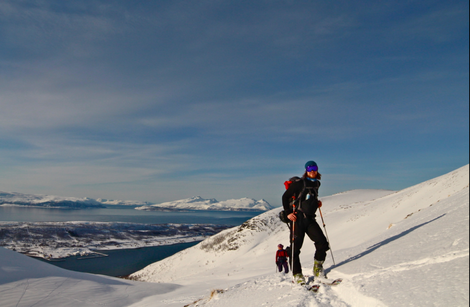 Sebastian leder ann, på veg opp til Storgalten. Sebastian leder ann, på veg opp til Storgalten.