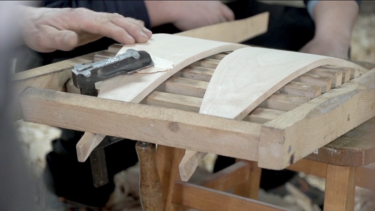 TRESKI: Tuppen må formes for at skien skal bære i snøen. Foto: Silje Ensby lage treski thomas aslaksby