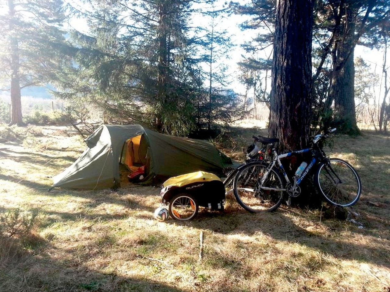 – Det er så kult å våkne i et telt. Jeg føler meg som Lars Monsen, sier Jesper når han våkner neste morgen. Foto: Lars Erik Sira – Det er så kult å våkne i et telt. Jeg føler meg som Lars Monsen, sier Jesper når han våkner neste morgen. Foto: Lars Erik Sira