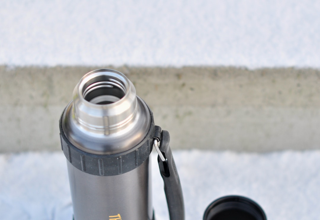 ÅPNING: Du må sikte litt for ikke å søle. Thermos Work