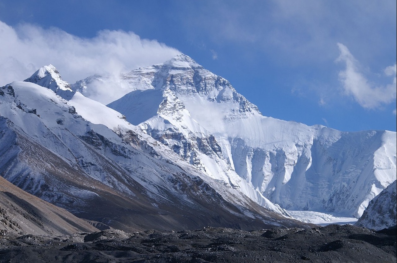 FARLIG ARBEIDSPLASS: Hundrevis av klatrere fra hele verden strømmer hvert år til Mount Everest for å forsøke å bestige det 8848 meter høye fjellet. Verdens høyeste fjell må tas alvorlig som arbeidsplass, ikke bare som en lekegrind for sensasjonssøkere, mener Jon Gangdal. Foto: Rupert Taylor-Price/Flickr 