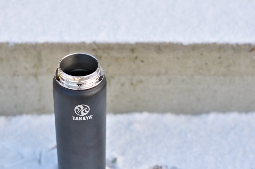 STOR ÅPNING: Det er lett å fylle Takeya-koppen med toddy eller isbiter. Takeya Actives Insulated bottle