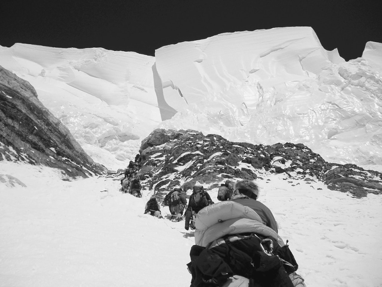 OVERHENG: Isformasjoner reiser seg truende over Flaskehalsen, den mest dødbringende strekningen på K2. Enorme isblokker revner med jevne mellomrom i den stupbratte isveggen. Foto: Iso Planic´/Predrag Zagora