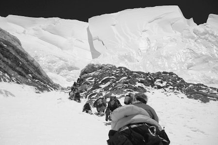 OVERHENG: Isformasjoner reiser seg truende over Flaskehalsen, den mest dødbringende strekningen på K2. Enorme isblokker revner med jevne mellomrom i den stupbratte isveggen. Foto: Iso Planic´/Predrag Zagora OVERHENG: Isformasjoner reiser seg truende over Flaskehalsen, den mest dødbringende strekningen på K2. Enorme isblokker revner med jevne mellomrom i den stupbratte isveggen. Foto: Iso Planic´/Predrag Zagora