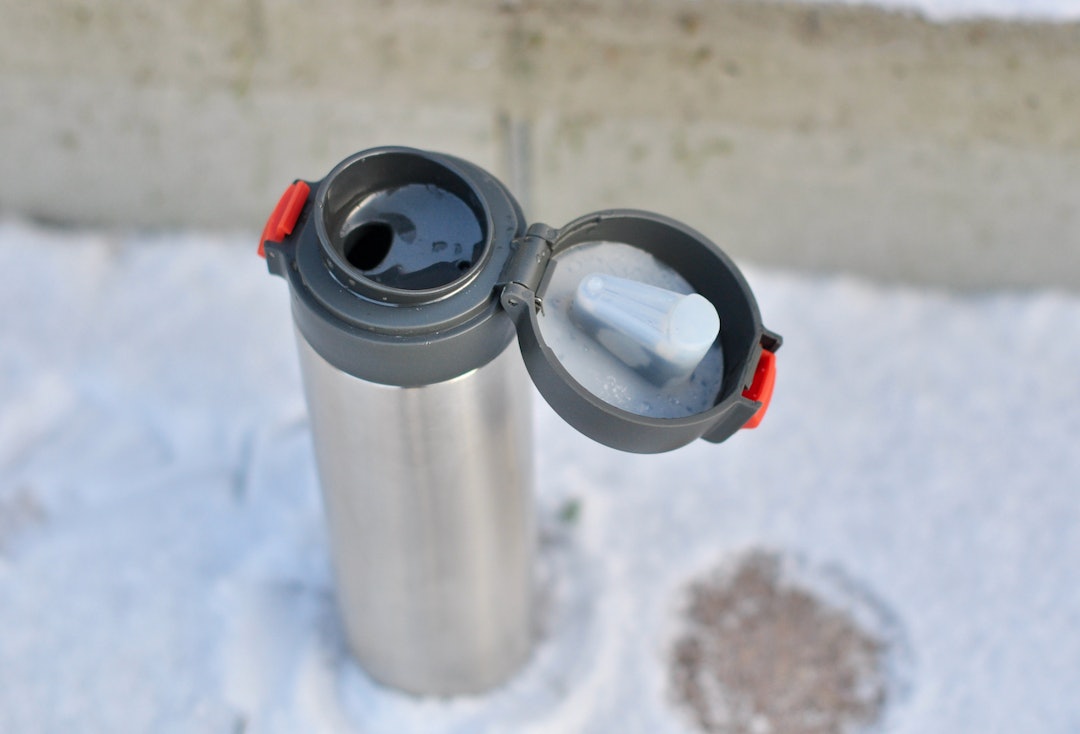 DRIKKETUT: Du flipper raskt opp lokket med en hånd for å drikke. GSI Glacier Microlite Flip