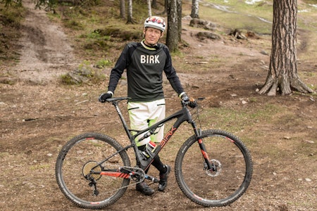 LETT FORSKNING: Redaktør Øyvind Aas sjekker om det er tid å spare med en lett contra tung sykkel. Foto: Christian Nerdrum mann holder sykkel i skogen