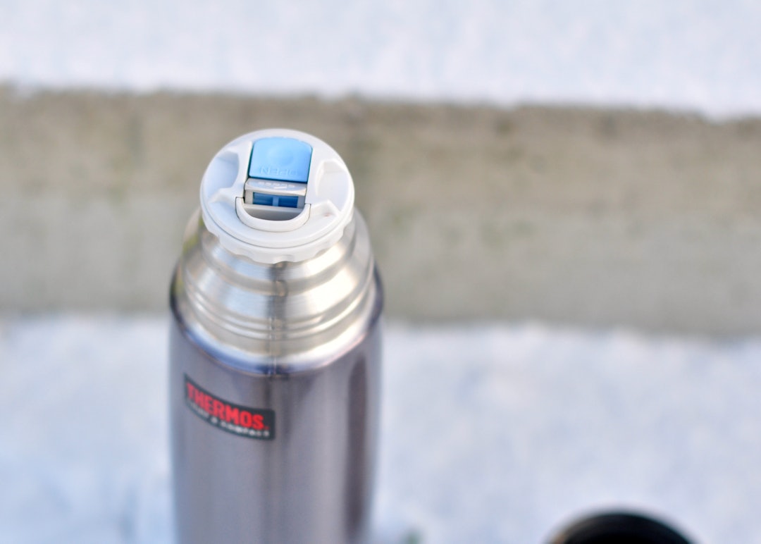 LETT Å HELLE: Åpningen i korken er lett å helle fra uten å søle. Thermos Light & Compact