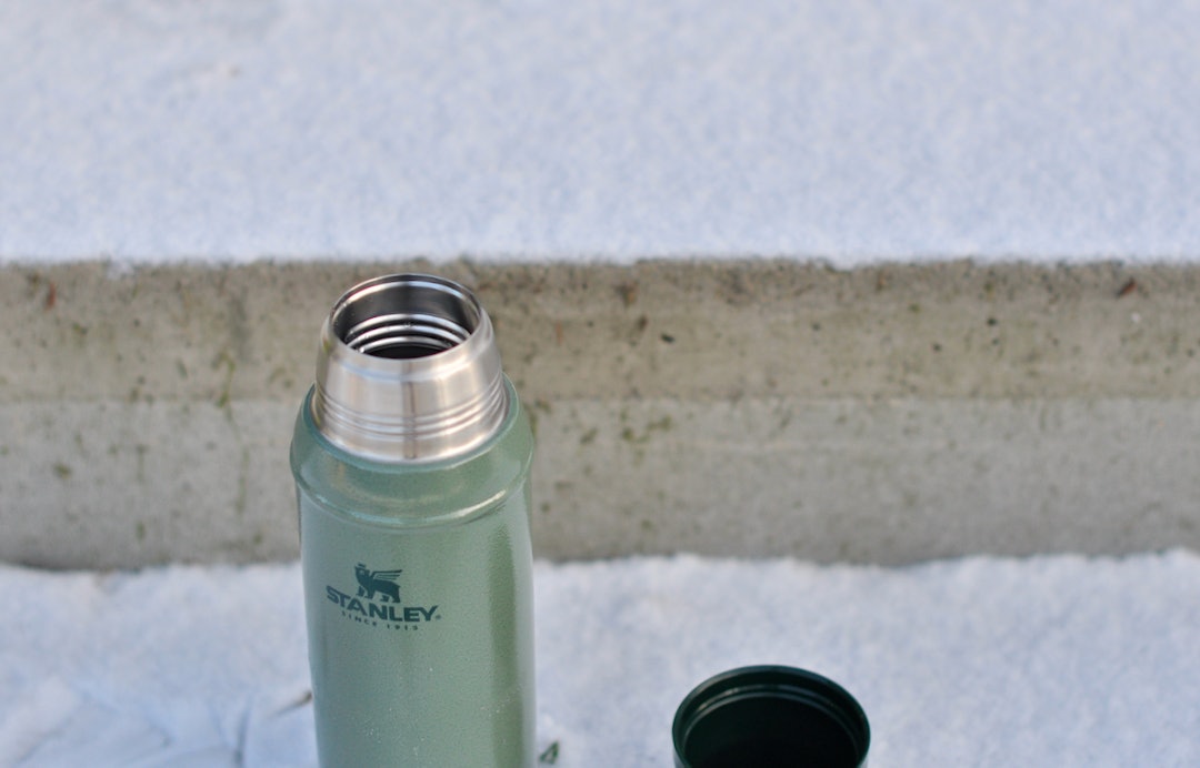 GOD ÅPNING: Stanley-termosene har ganske stor åpning for påfyll. Stanley termos
