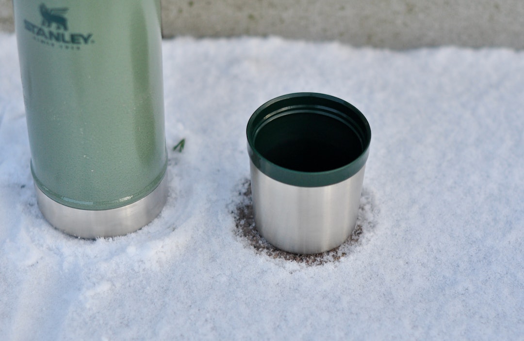FIN KOPP: Stanley-koppen rommer 1,8 dl, men er smal og litt ustødig. Stanley termos