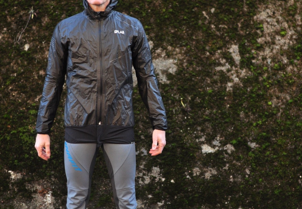 BELTE RUNDT HOFTENE: Du kan vippe beltet opp i jakka hvis du ønsker det, men du kan ikke ta det av. Det oppleves som litt i veien. Salomon S/Lab Motionfit 360