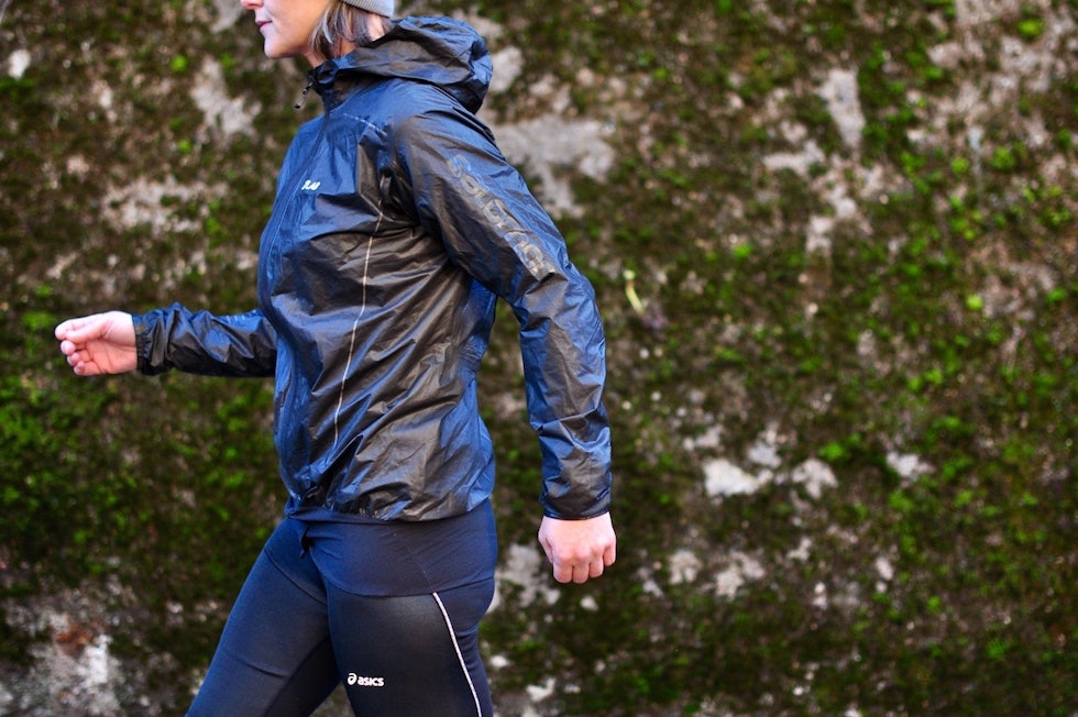 VANNTETT: Gore-tex sitt Shakedry-stoff er helt vanntett, men puster likevel ganske godt. Det er litt knitrete og veldig blankt. Salomon S/Lab Motionfit 360