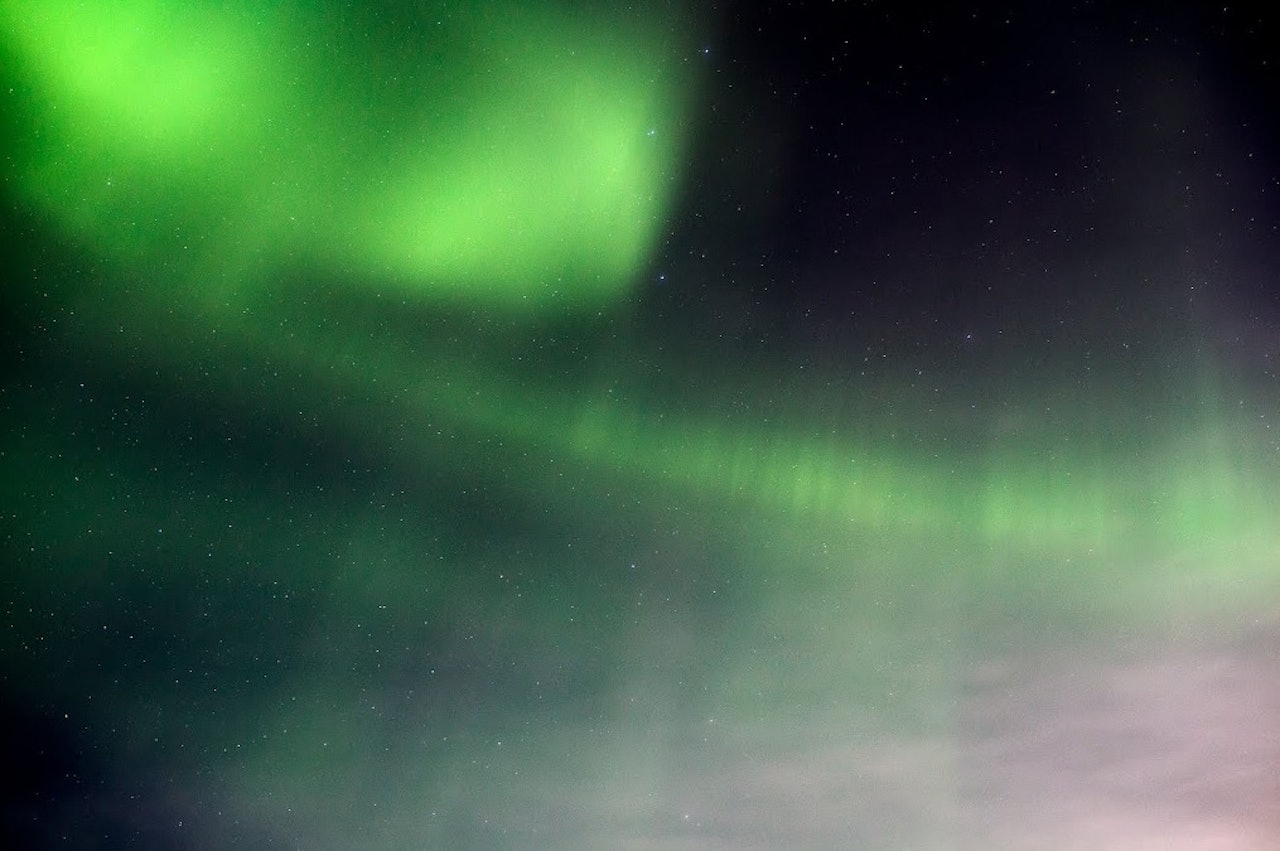 Naturopplevelsene underveis blir ekstra store, alene ute i løypa. I Finnmark er nordlyset fortsatt kraftig i mars. Foto: Kristine Lindebø Naturopplevelsene underveis blir ekstra store, alene ute i løypa. I Finnmark er nordlyset fortsatt kraftig i mars. Foto: Kristine Lindebø