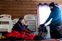 På en sovesal i Skoganvarre får Marte hele to timer søvn. Oda vekker henne med en mild stemme og oppvarmede Nesnalobber. Foto: Wanda Nathalie Nordstrøm På en sovesal i Skoganvarre får Marte hele to timer søvn. Oda vekker henne med en mild stemme og oppvarmede Nesnalobber. Foto: Wanda Nathalie Nordstrøm