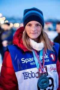 Marte har vært med som handler (hjelper) på Finnmarksløpet tidligere, men kjørte selv for første gang i år. Sammen med hundene kjørte hun inn til VM-bronse i klassen for renrasete polarhunder. Foto: Kristine Lindebø Marte har vært med som handler (hjelper) på Finnmarksløpet tidligere, men kjørte selv for første gang i år. Sammen med hundene kjørte hun inn til VM-bronse i klassen for renrasete polarhunder. Foto: Kristine Lindebø