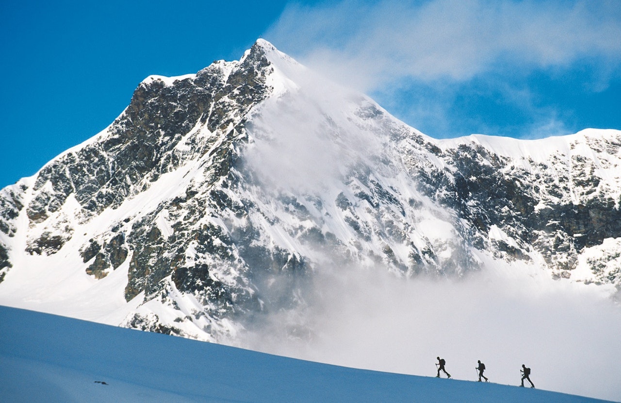 OVER SKYENE: På vei opp mot drøyt 3000 meter høye Rauer Kopf i Silveretta-massivet. Foto: Peter Mathis silvretta skiferie