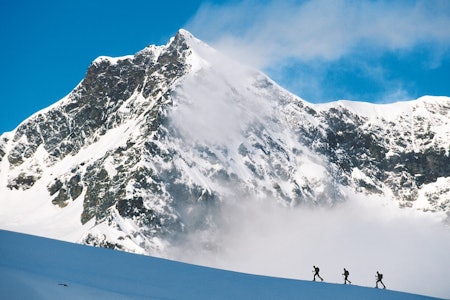 OVER SKYENE: På vei opp mot drøyt 3000 meter høye Rauer Kopf i Silveretta-massivet. Foto: Peter Mathis silvretta skiferie