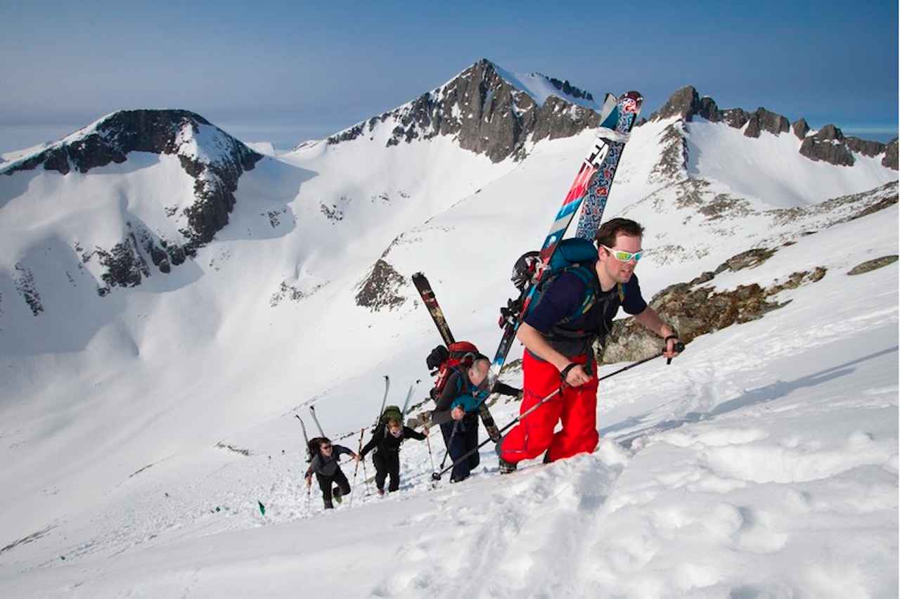 PANORAMA: Turklassen i 2014 på vei opp mot Kirketaket, i bakgrunnen ser vi Søre Klauva og Klauva. Foto: Daniel Kvalvik PANORAMA: Turklassen i 2014 på vei opp mot Kirketaket, i bakgrunnen ser vi Søre Klauva og Klauva. Foto: Daniel Kvalvik