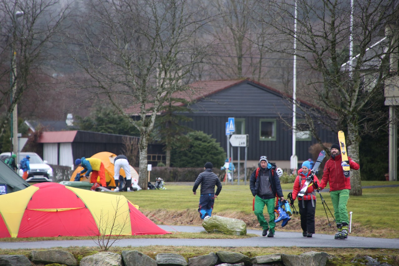 FESTIVALEN I GANG: Deltakerne er på vei til sine første turer på årets første High Camp. Foto: Håvard Myklebust FESTIVALEN I GANG: Deltakerne er på vei til sine første turer på årets første High Camp. Foto: Håvard Myklebust