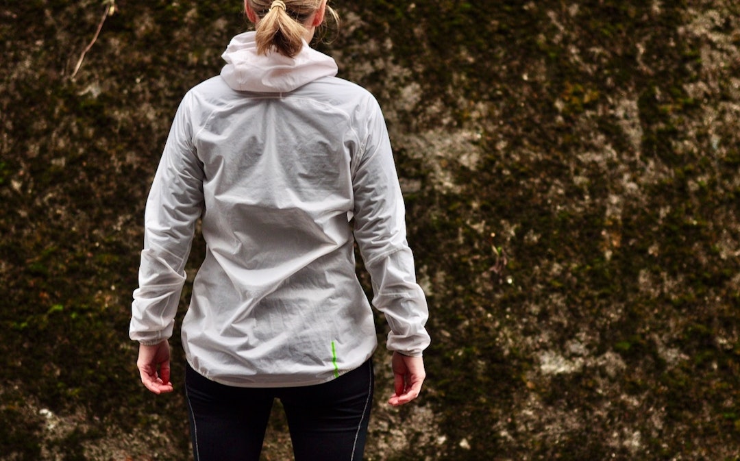 PASSE VID: Selv om den er superlett og minimal har Inov8-jakka ekstra lengde i ryggen. Inov 8 Ultrashell waterproof