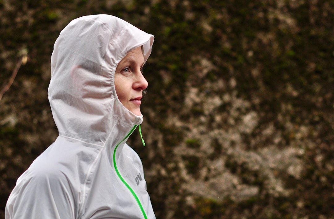 FIN HETTE: Den trange hetta har en liten, stiv brem for å holde regnet unna fjeset. Inov 8 Ultrashell waterproof