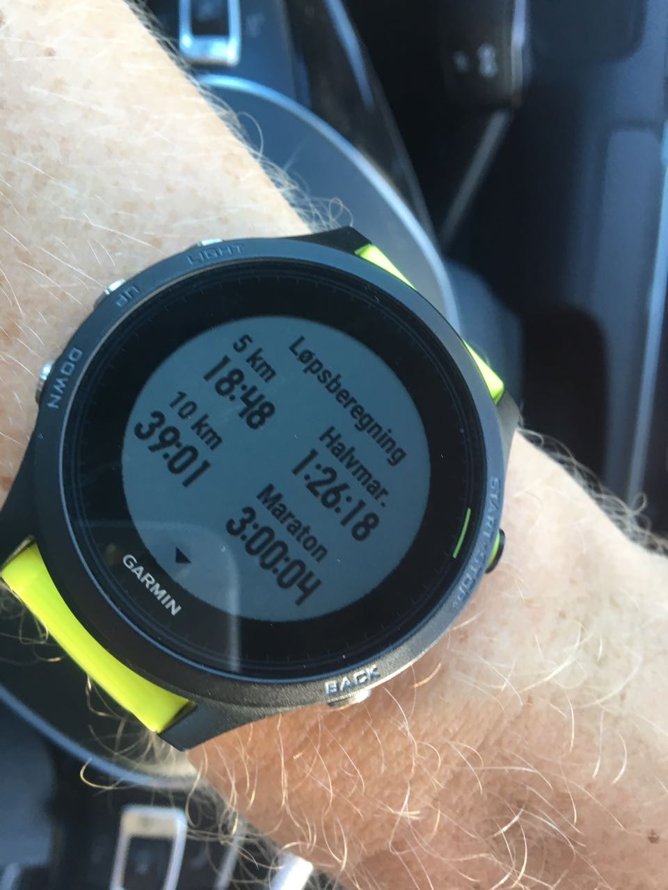 ANSLAG: Etter flere tøffe økter gir Garmin-klokka en pekepinn på hvor fort du kan løpe i konkurranse. Nyttig for å treffe med åpningsfarten. ANSLAG: Etter flere tøffe økter gir Garmin-klokka en pekepinn på hvor fort du kan løpe i konkurranse. Nyttig for å treffe med åpningsfarten.