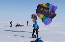 Simen lå oppå pulkene totalt 55 kilometer på reisen mot Gjøa Havn. Både morsomt og nyttig for ekspedisjonen. skiseil