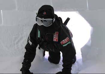 Forfrysning ble i stor grad forhindret av slalombriller med neopren-maske som dekket nesten hele ansiktet til Simen.