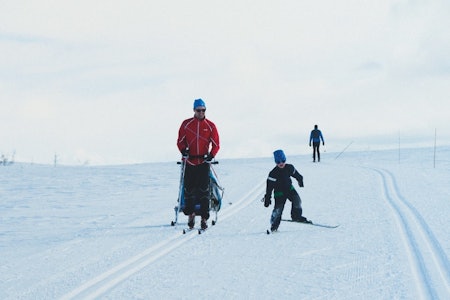 SKØYTE PÅ SKI: Skiglede mellom sporene. Foto: Gunhild Aaslie Soldal skøyting på ski med barn langrenn