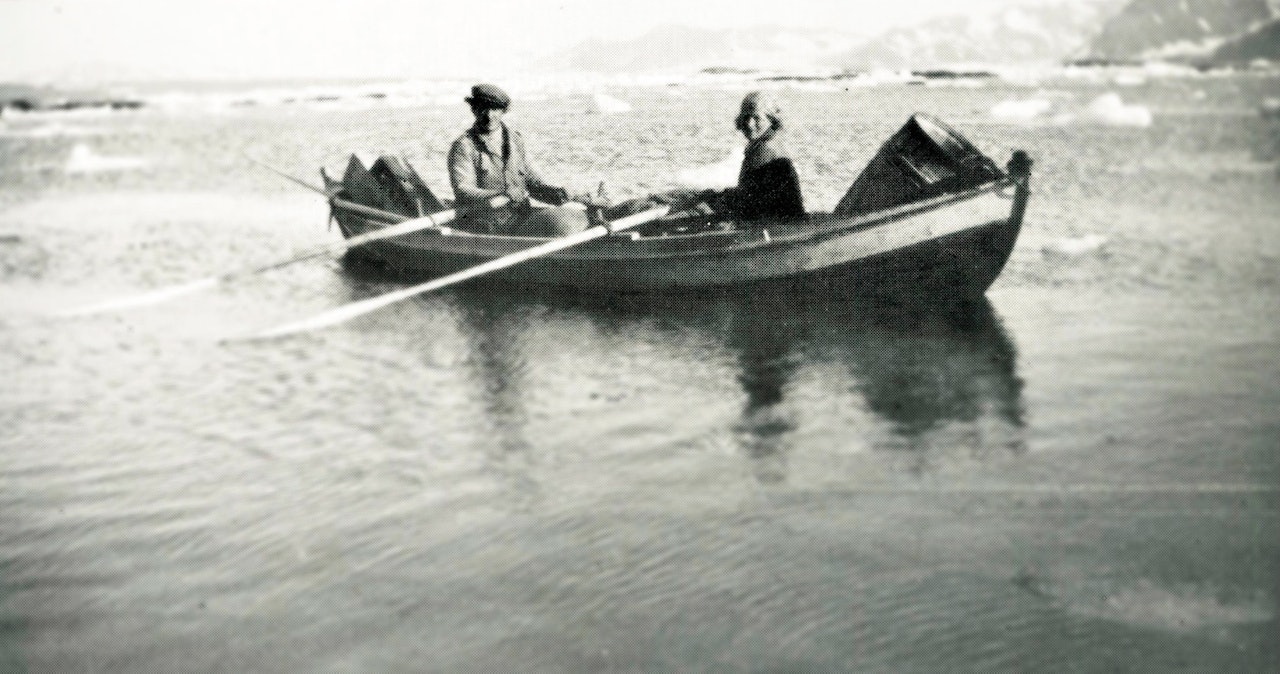 I ISVANN : «Det var ikke særlig hyggelig med den nedlastede båten, men det var heldigvis ikke tid til å tenke så mye på hvordan det kunne gå,» skriver Wanny om en rotur til Isbjørnhamn. Alle foto: Svalbard Museum