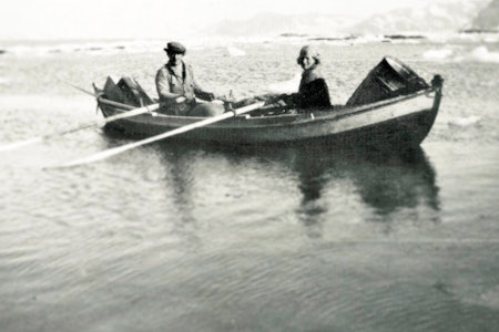 I ISVANN : «Det var ikke særlig hyggelig med den nedlastede båten, men det var heldigvis ikke tid til å tenke så mye på hvordan det kunne gå,» skriver Wanny om en rotur til Isbjørnhamn. Alle foto: Svalbard Museum