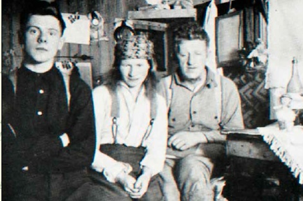 FESTPYNTET: Alf, Wanny, Anders og julefeiring i en bistasjon. Foto: Svalbard Museum