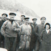 AVSKJED: «Nå må du være snill med ho fru Woldstad,» sa kaptein Svendsen da mannskapet satte Wanny og Anders i land i Hyttevika i 1932. Foto: Svalbard Museum
