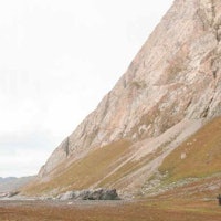 TØFT TERRENG: «Svalbard har gått meg i blodet og jeg kan ikke tenke mig andre steder enn å leve der» skriver Wanny Woldstad. Bildet er fra Fuglefjell, som nå kalles Gnålodden. Mellom hovedstasjonen og bistasjonene ble det satt ut revefeller og selvskuddkasser som måtte røktes med jevne mellomrom.