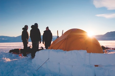KNIRKEKALDT: Selv om sola er framme, er det ikke mye varme å hente i januar. Sørg for å isolere teltet med snø, og sjekk at teltet er skikkelig bardunert. Foto: Matti Bernitz ekspertenes vintertriks