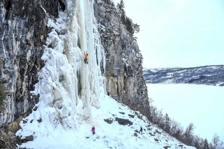 PÅ LED: Slik begynner du ikke. Men med litt øvelse kommer du også i gang med leding. Her er Matthias Scherer på Flågbekken WI5/6 på Salangen. Foto: Pascal Tournaire / Petzl Matthias Scherer, Flågbekken WI5/6, Salangen. Foto: Pascal Tournaire / Petzl