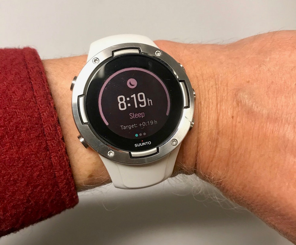 KVALITETSSØVN: God søvn er viktig hvis du trener. Suunto 5 kan fortelle deg både hvor lenge og hvor godt du har sovet. KVALITETSSØVN: God søvn er viktig hvis du trener. Suunto 5 kan fortelle deg både hvor lenge og hvor godt du har sovet.