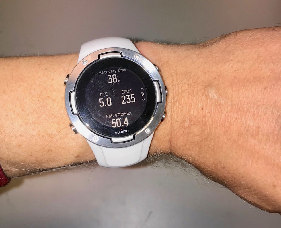 RAPPORT: Suunto bruker fortsatt EPOC-tall for å angi hvor hard økta har vært. EPOC har samme funksjon som TSS hos Garmin, men tallene kan ikke sammenlignes direkte. RAPPORT: Suunto bruker fortsatt EPOC-tall for å angi hvor hard økta har vært. EPOC har samme funksjon som TSS hos Garmin, men tallene kan ikke sammenlignes direkte.