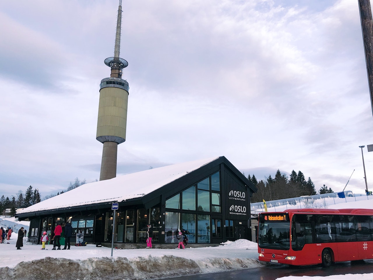 PÅSKEFØRE: Oslo Vinterpark kan by på skiforhold, selv om vinteren i Oslo ikke har vært optimal. Foto: Espen Thomassen Oslo Vinterpark
