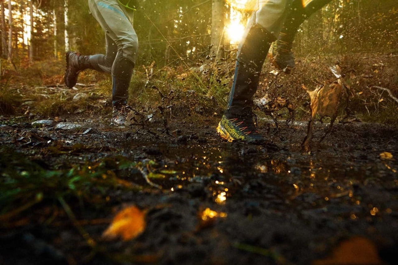 I SØLA: Du må regne med å bli våt på beina hvis du løper i skogen på høsten. Goretex-sko kan hjelpe litt, neopren- eller ullsokker er også lurt. Foto: Kristoffer H. Kippernes Løping med Goretex-sko