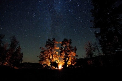 Tindrende stjerner på himmelen, et varmende bål, og en feit laks som ligger å godgjør seg i kokegropen. For meg er det de enkle turene i naturen som gir de virkelig store opplevelsene. Foto: Stian Aadland bål stina aadland