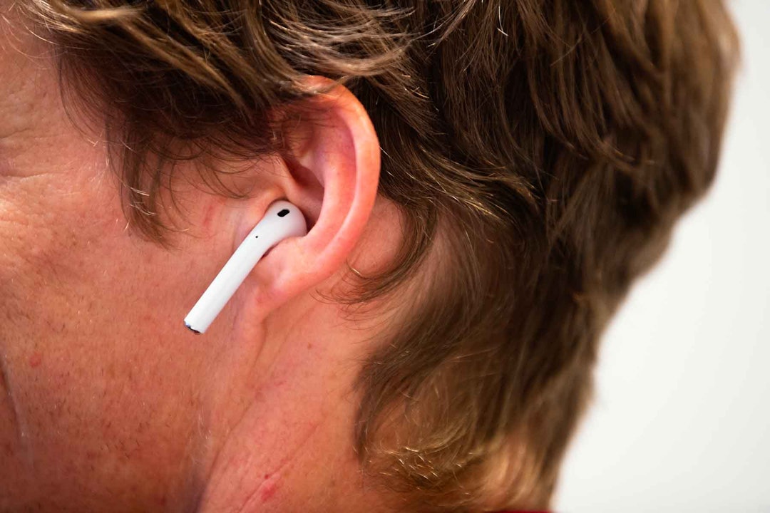 SMYKKER: Apples Airpods ser ut som øredobber. De sitter bra på noen, men langtfra alle. SMYKKER: Apples Airpods ser ut som øredobber. De sitter bra på noen, men langtfra alle.