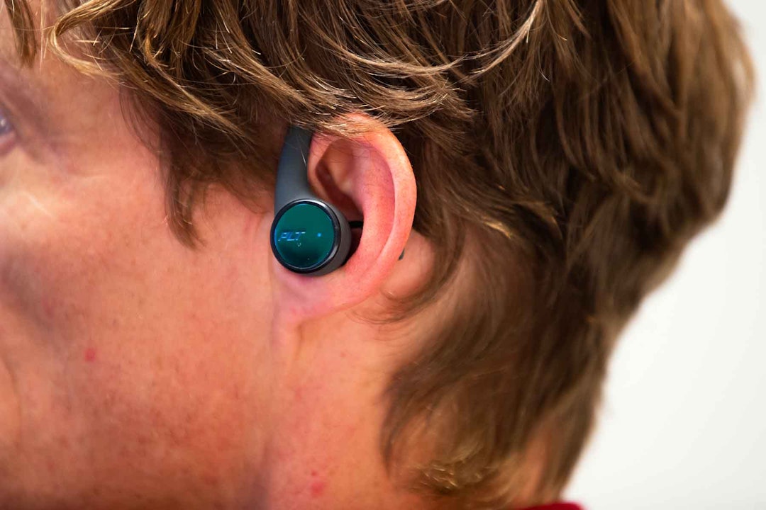 MED BØYLE: Plantronics' øreplugger er de eneste i testen med bøyler over ørene.