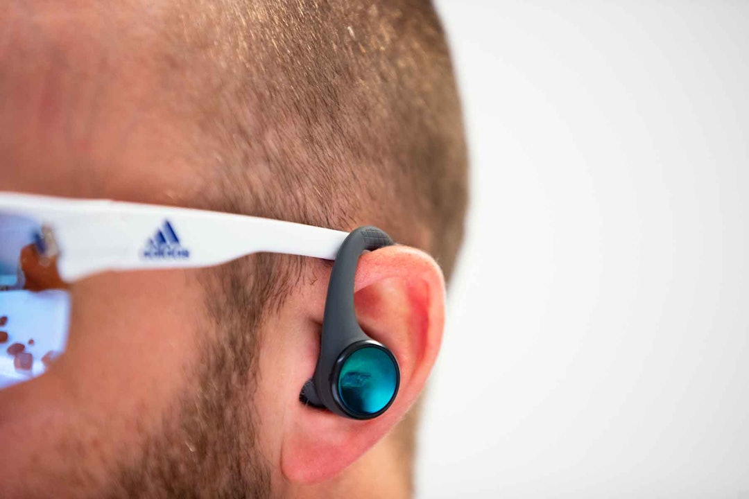 MED BRILLER: Enten du bruker briller eller solbriller vil du oppleve at ørebøylene fort kommer i konflikt med brillestengene. MED BRILLER: Enten du bruker briller eller solbriller vil du oppleve at ørebøylene fort kommer i konflikt med brillestengene.