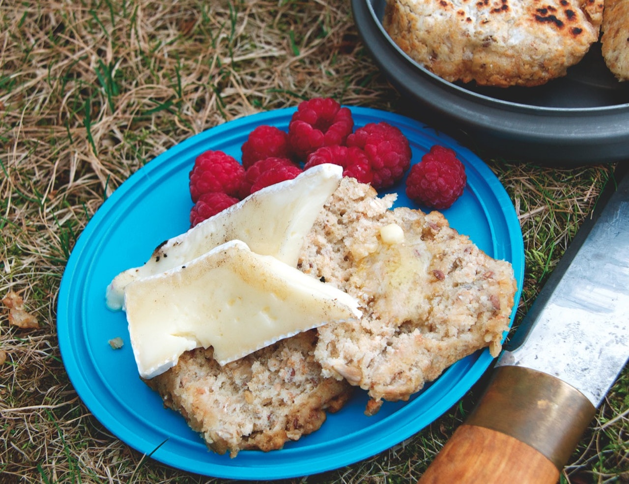 Scones på tur med brie og bær 